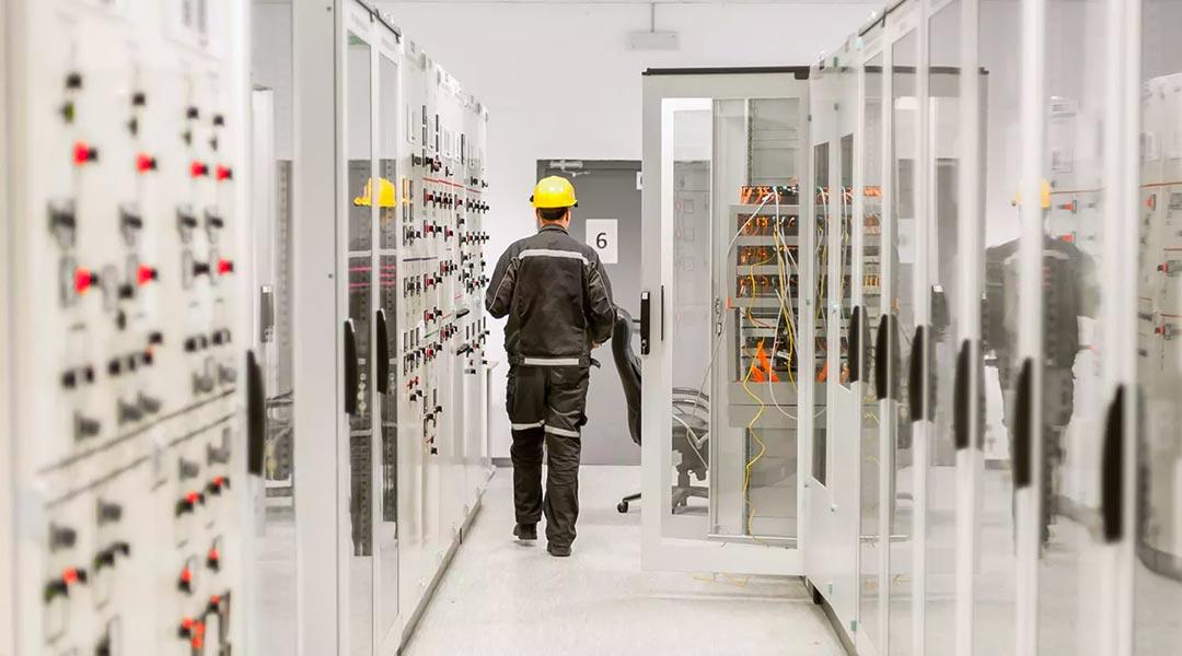 Comment Choisir les Bons Équipements pour votre Poste Haute Tension